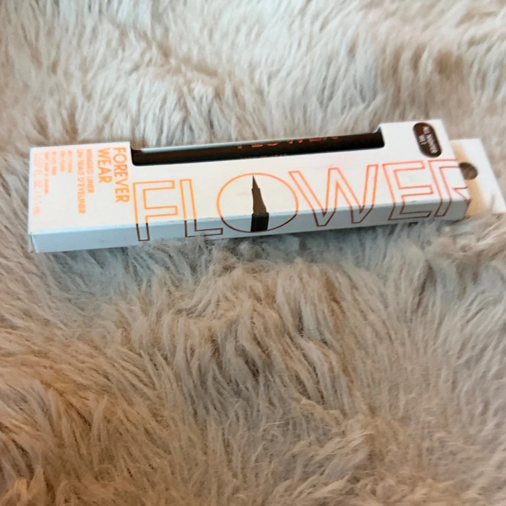 NWT Flower Forever Wear Winged Liner in Black